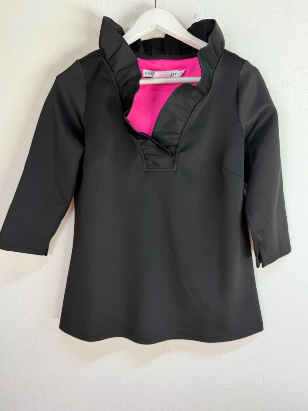 Gretchen Scott Ruffle Neck Top Womens Large Black Hot Pink Lining Preppy Blouse
